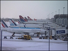 Snow delays aircraft at Manchester Airport